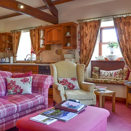 Rambling Rose- Lwg Hotel